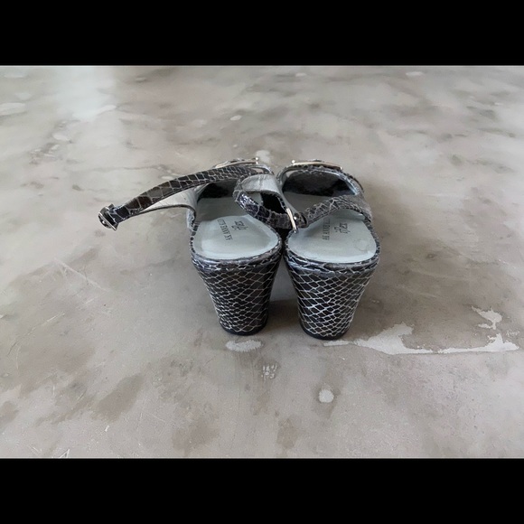 Anne Klein Gray Leather Snakeskin Slingbacks - Picture 5 of 6